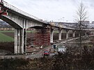 Stavbai dokonují budování nosné konstrukce mostu pes údolí eky Me na...