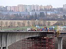 Stavbai dokonují budování nosné konstrukce mostu pes údolí eky Me na...