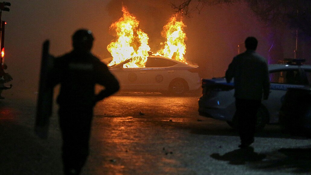 Hoící policejní auto pi protestech v kazaském mst Almaty. (5. ledna 2022)