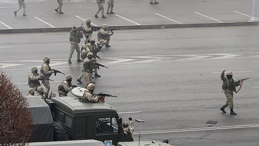 Ozbrojené jednotky v ulicích kazaského msta Almaty (5. ledna 2022)