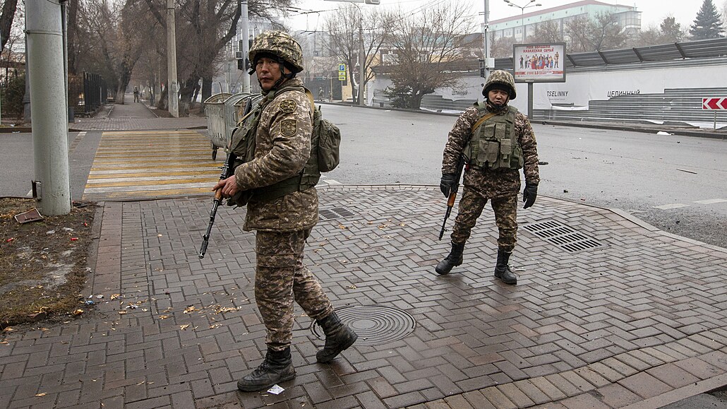 Kazachstánští vojáci hlídkují na ulici v Almaty. (7. ledna 2022)