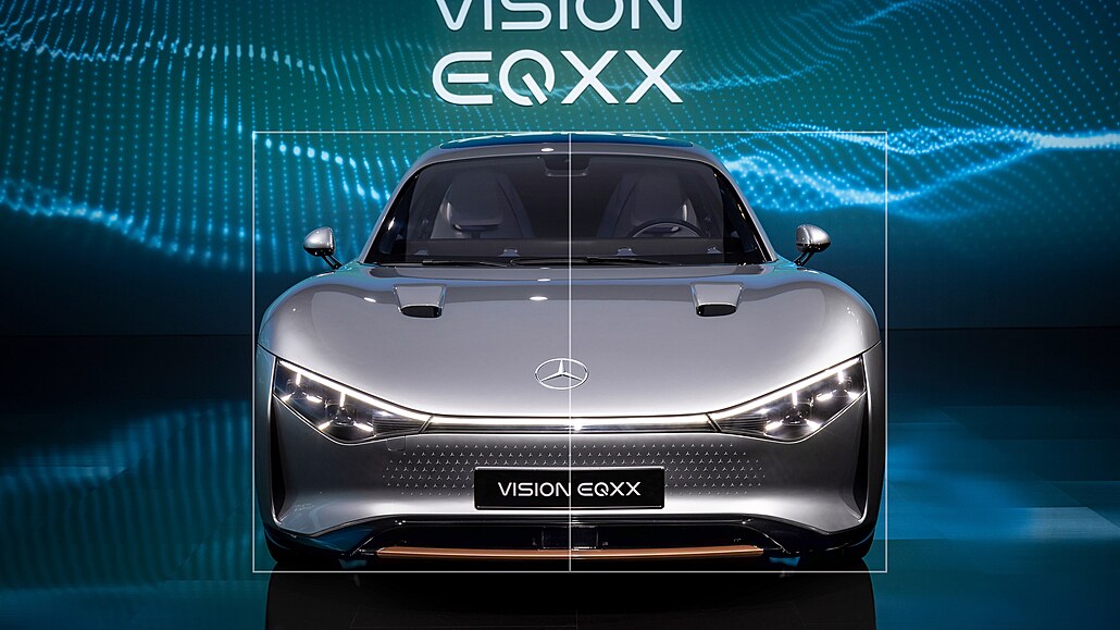Mercedes představil koncept Vision EQXX s logem umístěným na přídi vozu mimo...