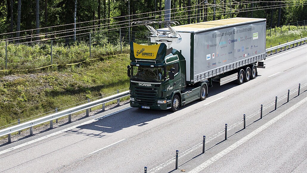 Kamion napájený z trolejí se testuje ve Švédsku.