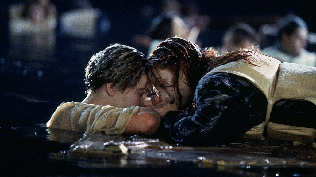Titanic (1997). Ve filmu Jamese Camerona ledová voda pervala zaínající lásku....