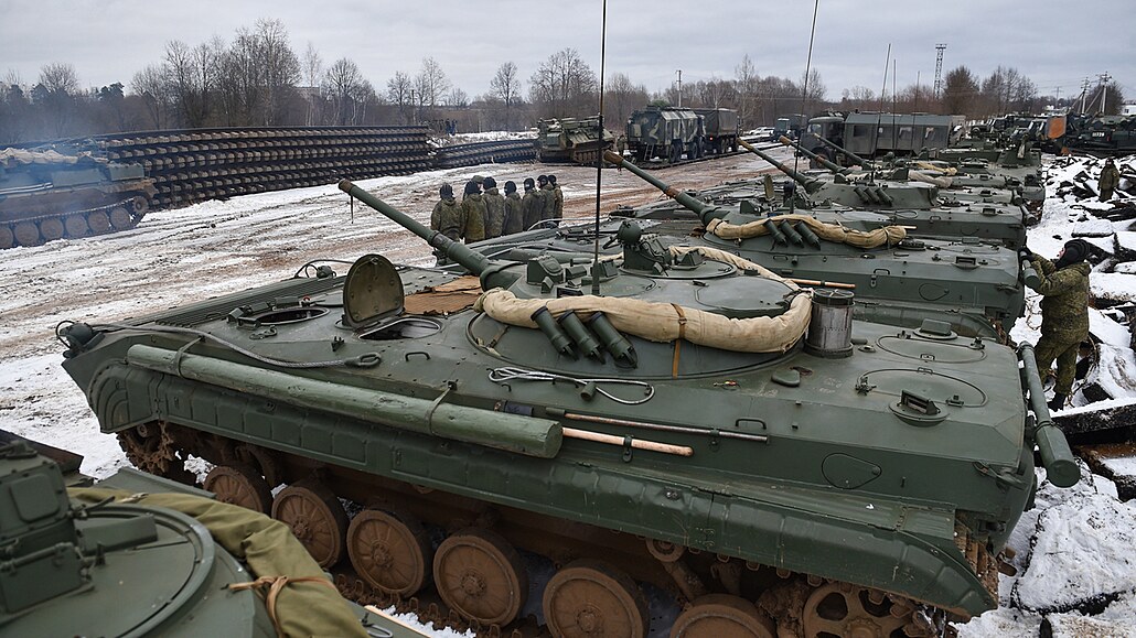 Ruští vojáci s bojovými vozidly pěchoty na cvičení. Ilustrační snímek.