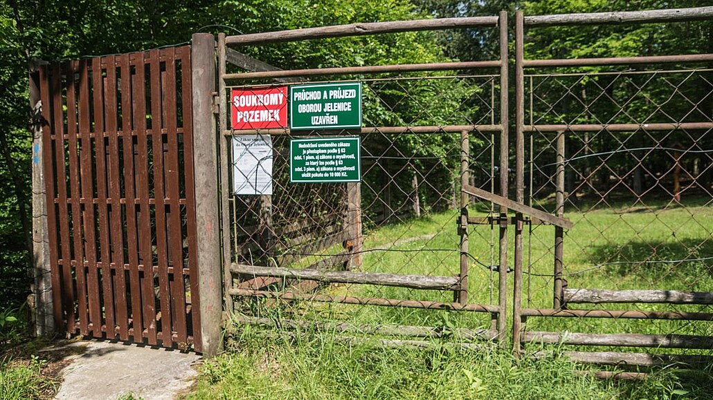 Brána do obory Jelenice s upozorněními, že je veřejnosti vstup zakázán (foto z...