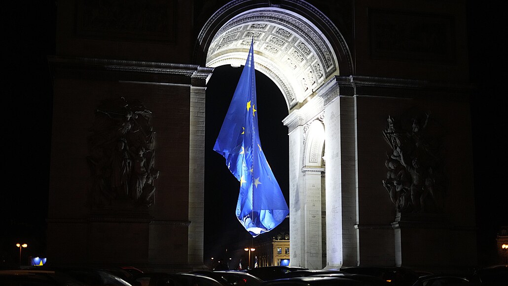 Na paíském Vítzném oblouku se objevila vlajka Evropské unie, které Francie...