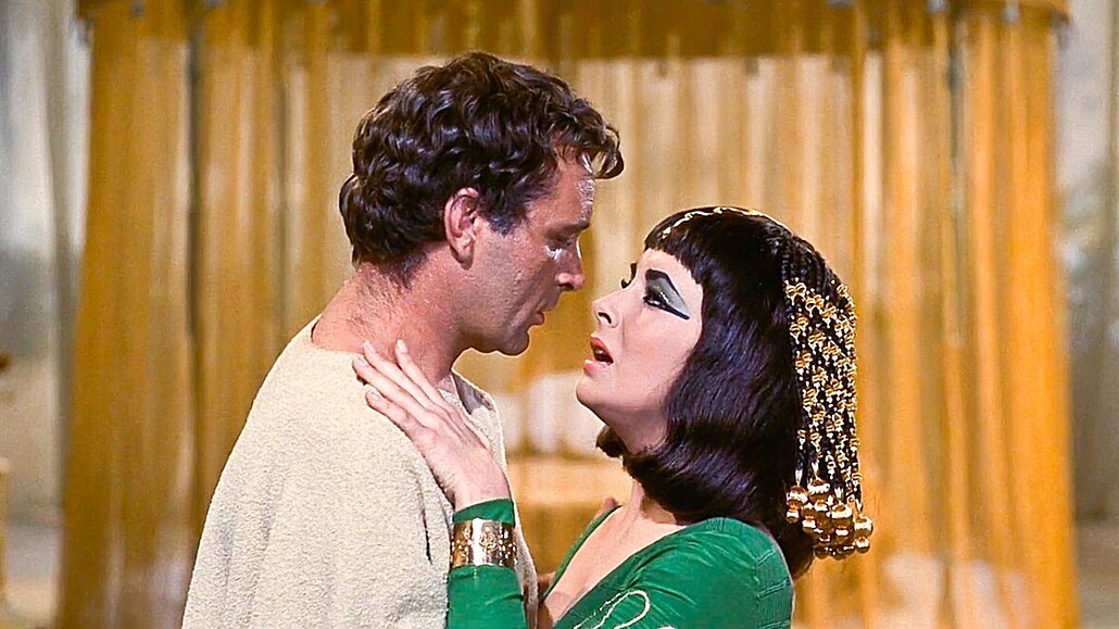 Elisabeth Taylorová a Richard Burton ve filmu Kleopatra (1963)