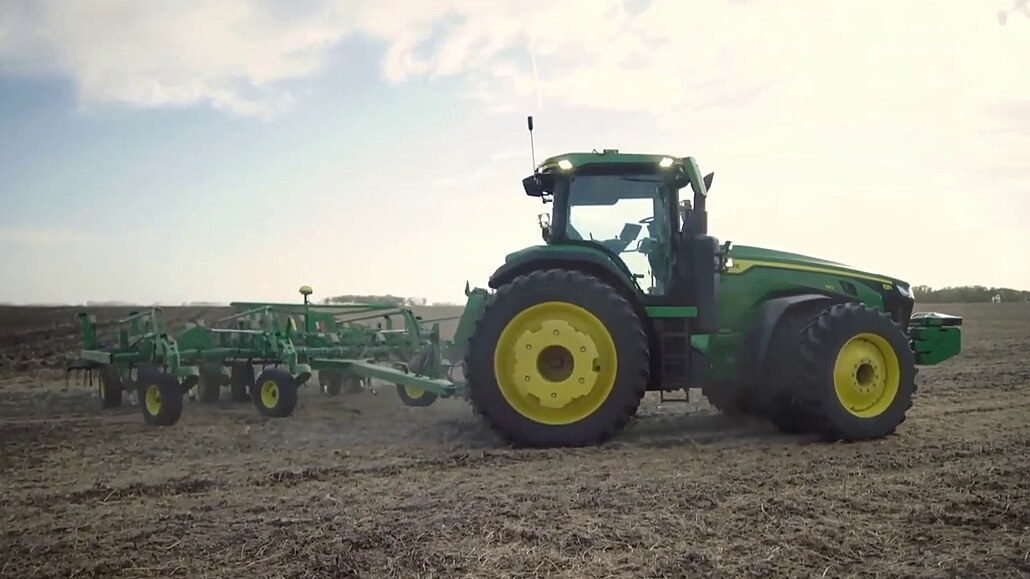 Traktor obdělává půdu, farmář jej odkudkoli kontroluje z mobilu.