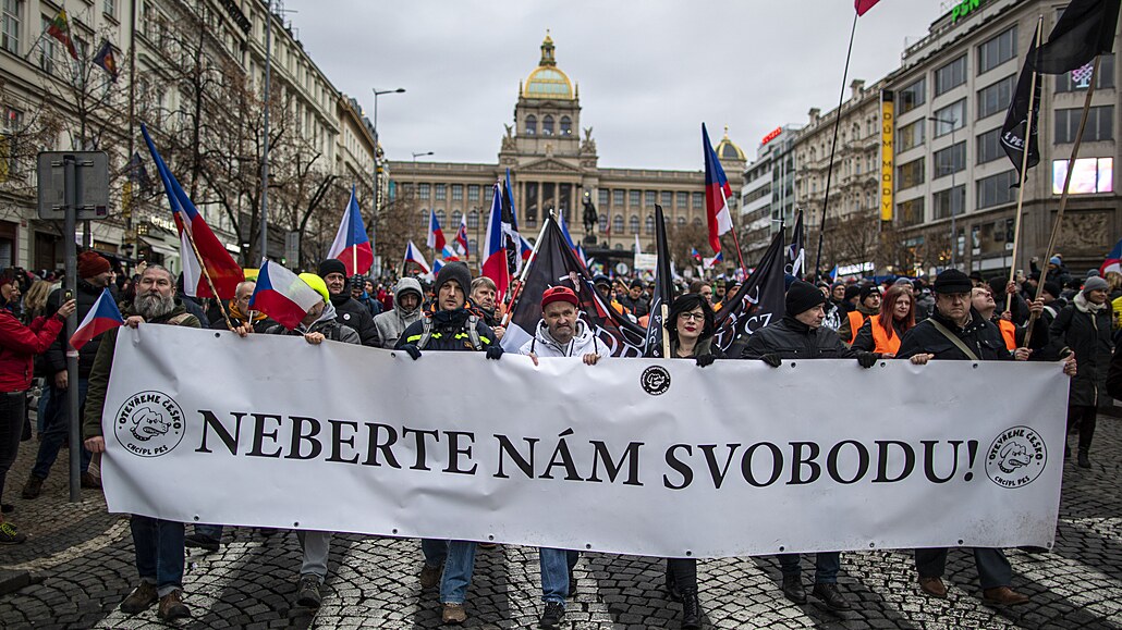 V Praze demonstrovali odp�rci povinného o�kování proti covidu-19. (9. ledna...
