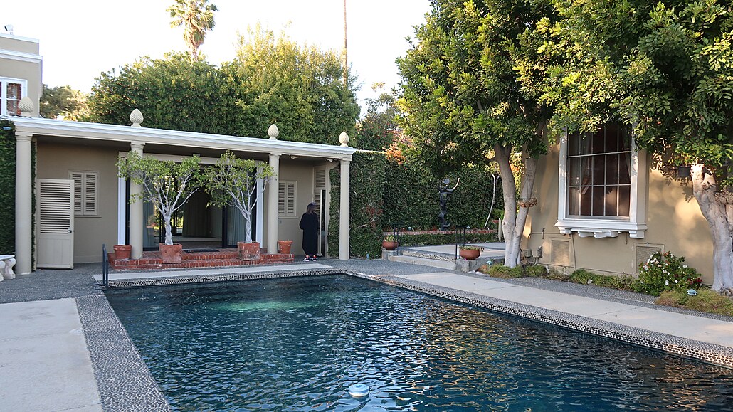 Bazén je nedílnou součástí domů v Beverly Hills.