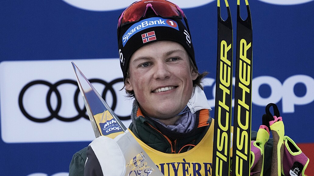 Norský b�ec na ly�ích Johannes Hösflot Klaebo s trofejí pro vít�ze Tour de Ski.