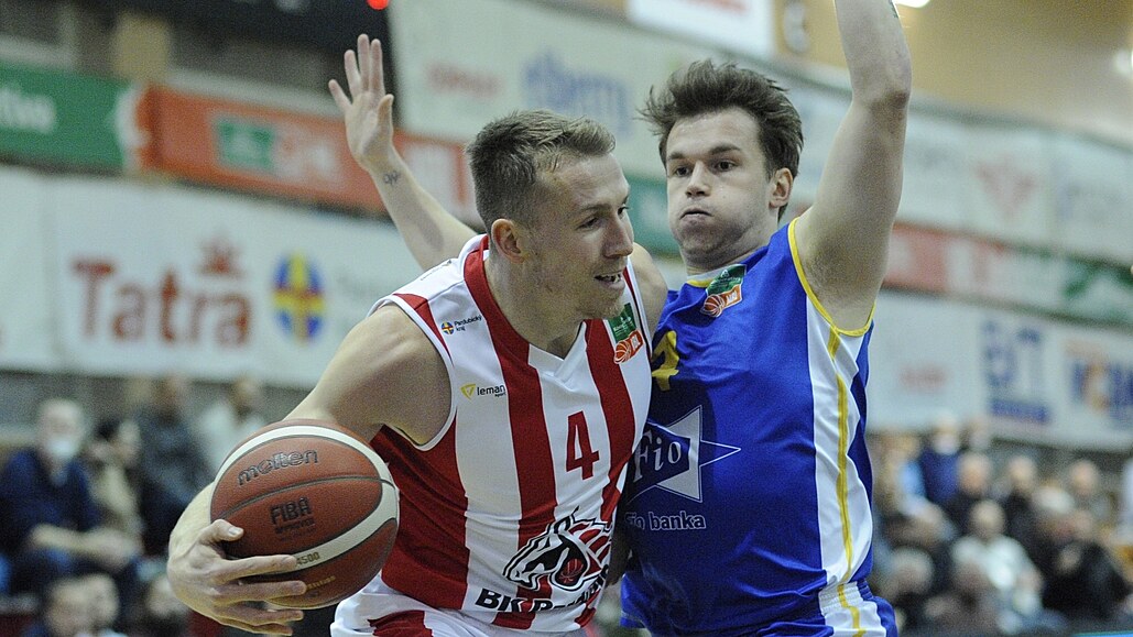 Tomá� Vyoral (vlevo) z Pardubic se tla�í ke ko�i GBA Jind�ich�v Hradec, brání...