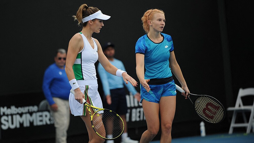 Kateřina Siniaková (vpravo) a Bernarda Peraová na turnaji v Melbourne