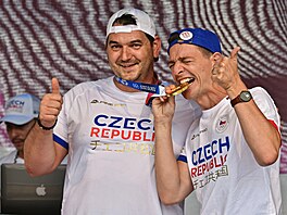 Jihomoravský hejtman Jan Grolich ochutnává zlatou medaili, kterou z olympiády v...