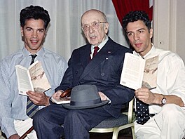 Igor Bogdanoff, akademik Jean Guitton a Grichka Bogdanoff (Paí, 6. záí 1991)