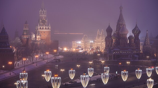 Pohled na Rudé námstí a Kreml ve veerní mlze (12. prosince 2021)