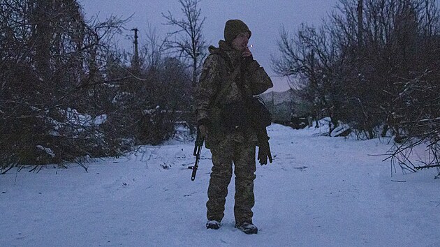 Vojk ukrajinsk armdy na hldce v Donck oblasti (31. prosince 2021)