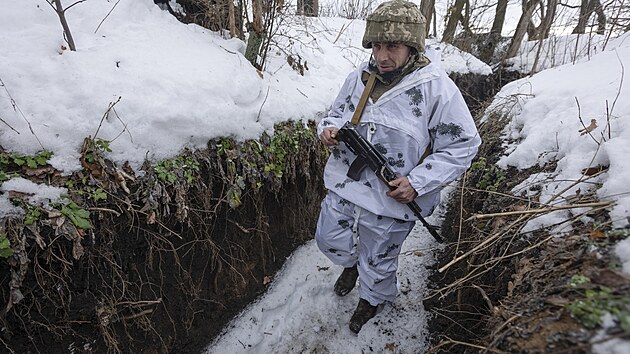 Voják ukrajinské armády na hlídce v Doncké oblasti (3. ledna 2022)