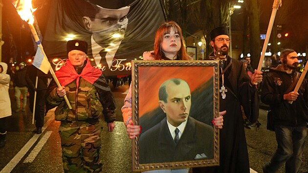 Ukrajinští nacionalisté si v Kyjevě připomněli narozeniny Stěpana Bandery (1. ledna 2022)