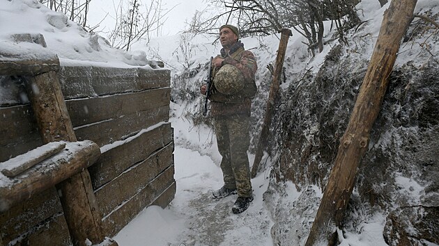 Voják ukrajinské armády v zákopech v Luhanské oblasti (3. ledna 2022)
