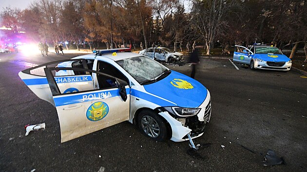 Pokozen policejn auta v nejvtm kazachstnskm mst Almaty (5. ledna 2022)