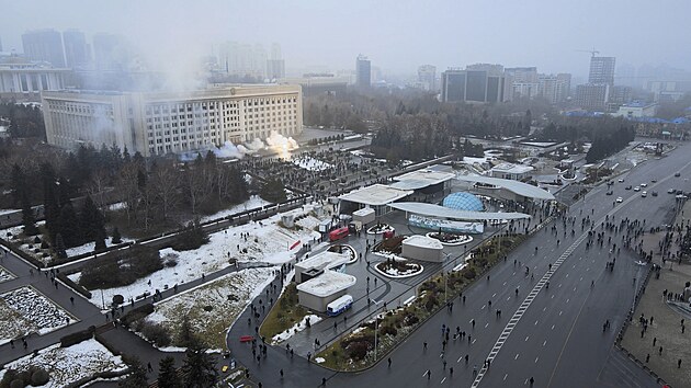 Hoc budova radnice vAlmaty. Nejvt msto Kazachstnu zachvtily protesty. (5.ledna 2022)