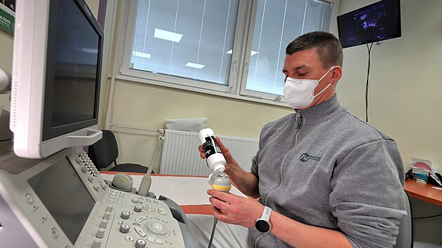 Prim Vladimr Velick v nov specializovan urogynekologick ambulanci, kterou oteveli v sokolovsk nemocnici.