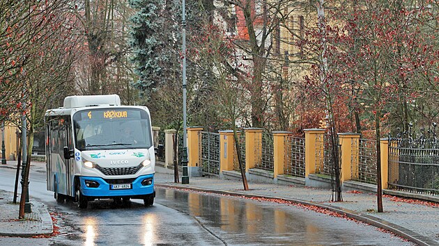 Provoz deseti linek městské hromadné dopravy od ledna upravil Dopravní podnik Karlovy Vary. Týká se i linky č. 4, na snímku v ulici Krále Jiřího.