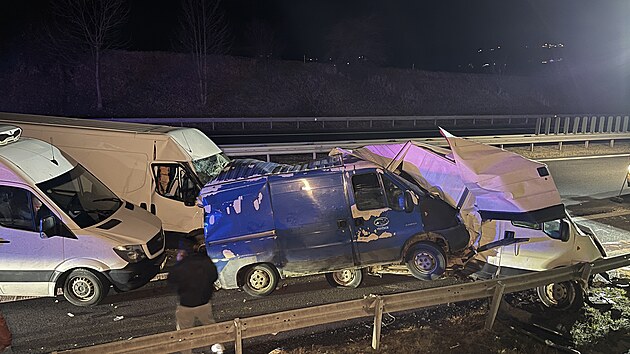 Dálnici D7 uzavřela na Kladensku nehoda čtyř dodávek. (2. ledna 2022)