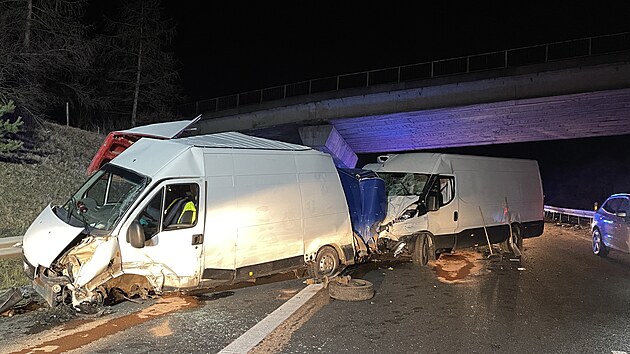 Dálnici D7 uzavřela na Kladensku nehoda čtyř dodávek. (2. ledna 2022)