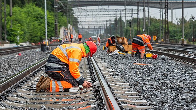 Rekonstrukce vlakové tratě mezi Prahou a Černošicemi by měla skončit letos v prosinci.