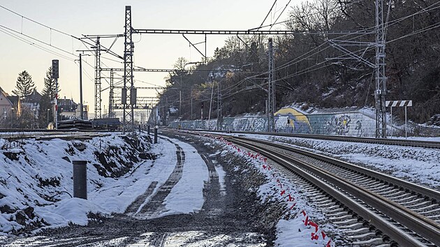 Rekonstrukce vlakové tratě mezi Prahou a Černošicemi by měla skončit letos v prosinci.