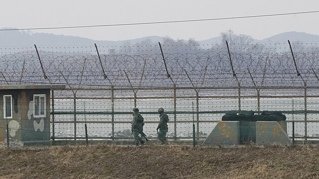 Psn steen hranice mezi Jin Koreou a KLDR. (5. ledna 2022)