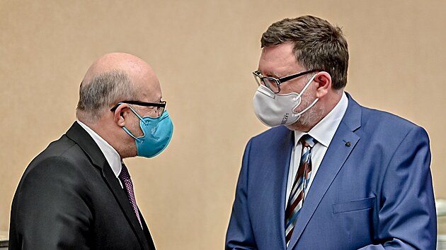 Ministi Vlastimil Vlek a Zbynk Stanjura na zasedn vldy. (5. ledna 2022)