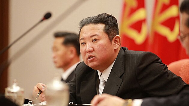 Severokorejský vůdce Kim Čong-un na zasedání ústředního výboru Korejské strany pracujících. (1. ledna 2022)