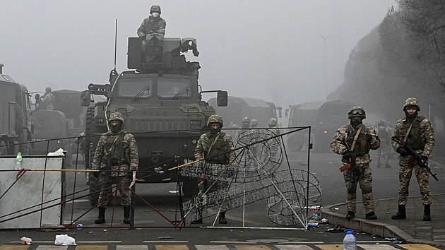 Ozbrojen jednotky v centru kazaskho msta Almaty v pohotovosti proti demonstrantm. (6. ledna 2022)
