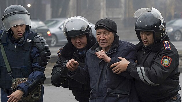 Policie v kazaskm mst Almaty odvd zadrenho demonstranta. (6. ledna 2022)