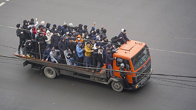 Demonstranti jedou na korbě kamionu v kazašském městě Almaty. (6. ledna 2022)
