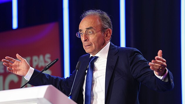 Francouzský krajně pravicový kandidát Eric Zemmour během setkání v Chateaudunu (7. ledna 2022)