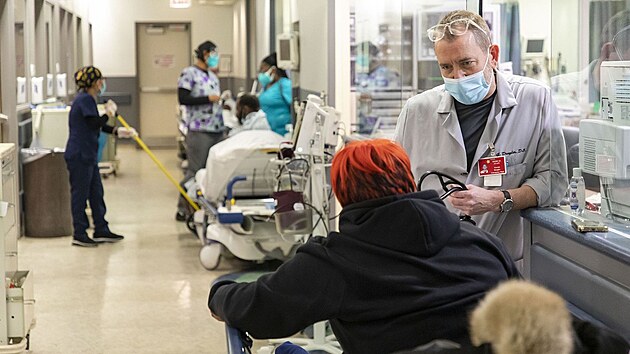Lka v nemocnici v Chicagu vyetuje na chodb pacienty, kte ekaj na uvolnn pokoj. (5. ledna 2022)
