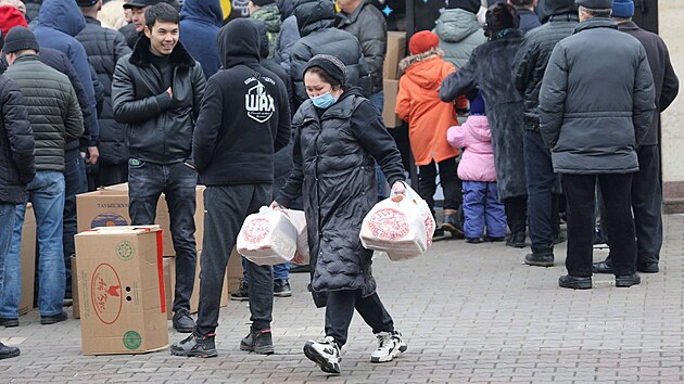 Lid v Almaty ekaj ve front ped obchodem s potravinami. (8. ledna 2022)