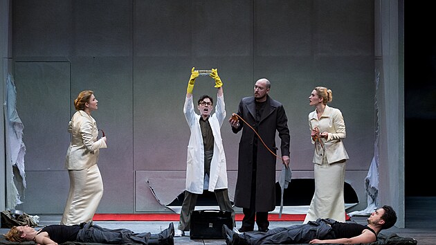 Scna z inscenace Mozartovy opery Cosi fan tutte ve Stavovskm divadle