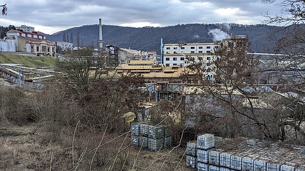 Část čtvrti Střekov v Ústí nad Labem zasypal žlutý prach.