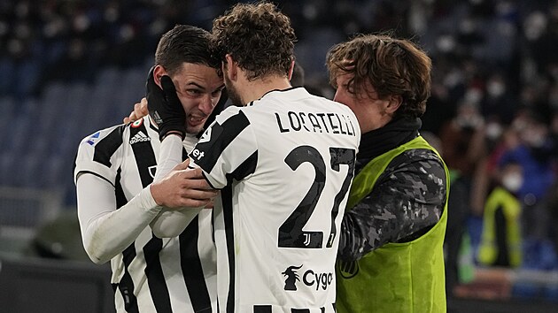 Mattia De Sciglio (čelem) se raduje se spoluhráči z Juventusu ze svého gólu proti AS Řím.