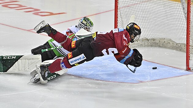 Utkn 36. kola hokejov extraligy: HC Sparta Praha - BK Mlad Boleslav. Erik Thorell ze Sparty pekonv boleslavskho branke Jana Riku.