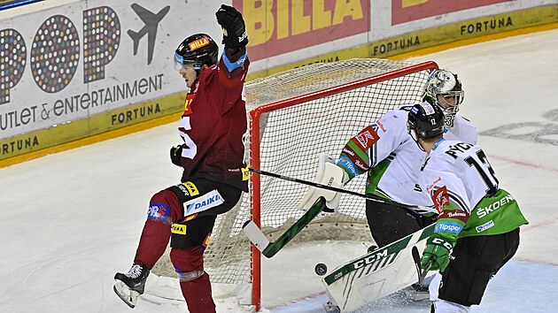 Utkn 36. kola hokejov extraligy: HC Sparta Praha - BK Mlad Boleslav. Filip Chlapk (vlevo) ze Sparty se raduje z glu. Vzadu je brank Gaper Kroelj z Mlad Boleslavi, pihl Pavel Pcha z Mlad Boleslavi.