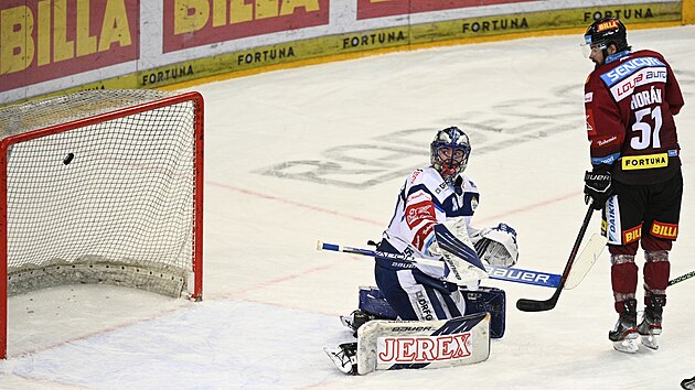 38. kolo hokejov extraligy HC Sparta Praha - HC Kometa Brno. Brank Brna Matej Tomek prv dostal rozhodujc gl v prodlouen od Michala epka ze Sparty. Vpravo Roman Hork ze Sparty