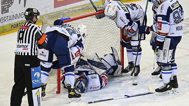 38. kolo hokejov extraligy HC Sparta Praha - HC Kometa Brno. Brank Brna Matej Tomek po jednom z spnch zkrok