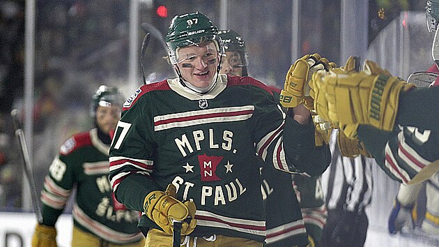 Kirill Kaprizov z Minnesoty se raduje ze sv branky v promrzlm utkn proti St. Louis.